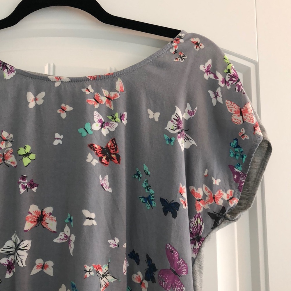 Short sleeve cute 🦋 print shirt.